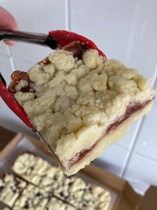 Strawberry Crumble Bar (V)